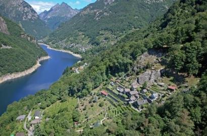 "Komplett restauriertes Schweizer Dorf: Ideal für Naturtourismus & Survivalisten!"